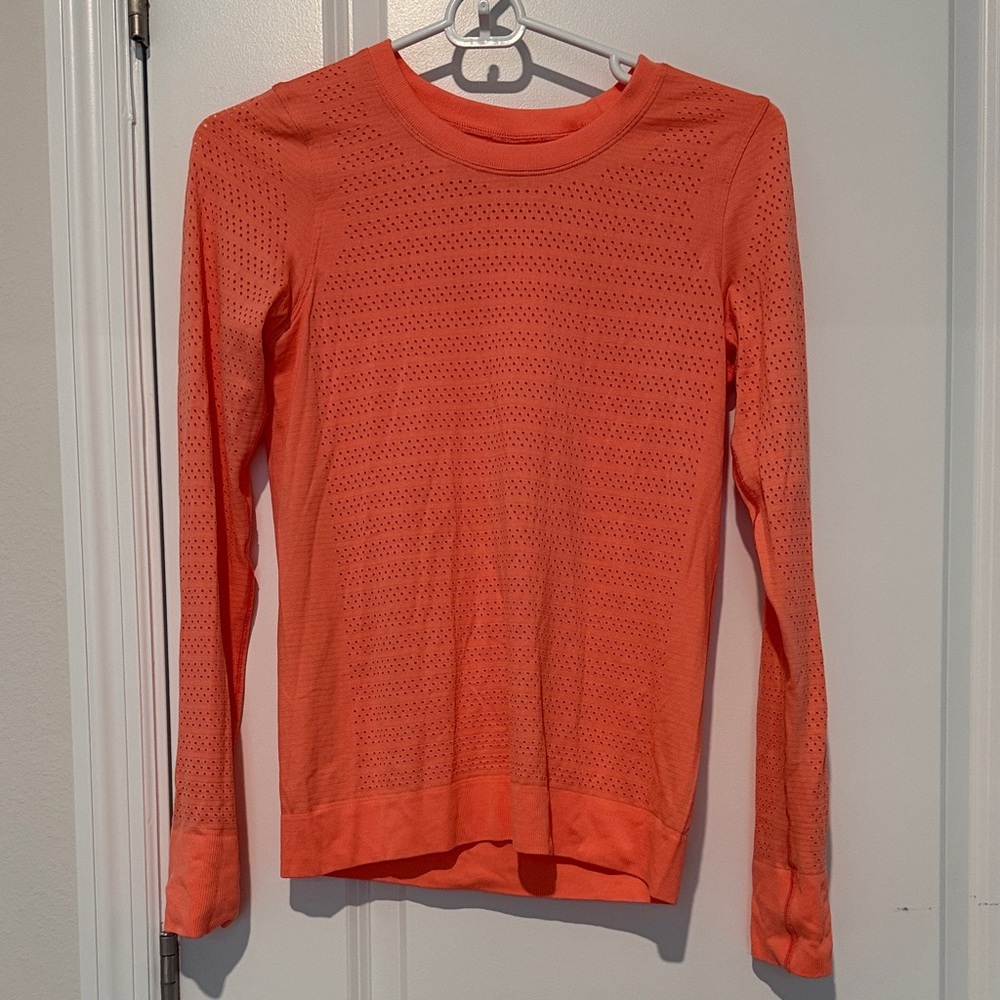 Lulu lemon long sleeve shirt. Waist length. Loose fit. Size 4. Good as new.